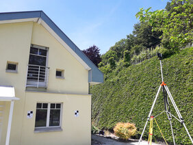 Mit einem Hochstativ werden beim Laserscanning und Dachbereiche erfasst