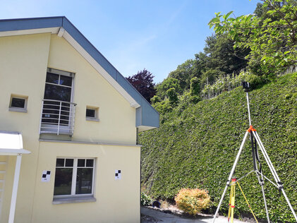 Mit einem Hochstativ werden beim Laserscanning und Dachbereiche erfasst